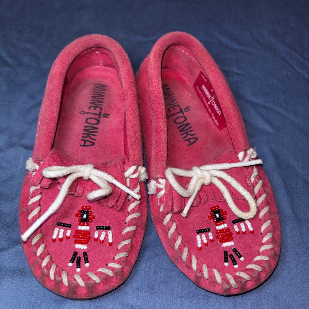 Minnetonka Kids Pink Suede Thunderbird Beaded Moccasins Size 8 2605